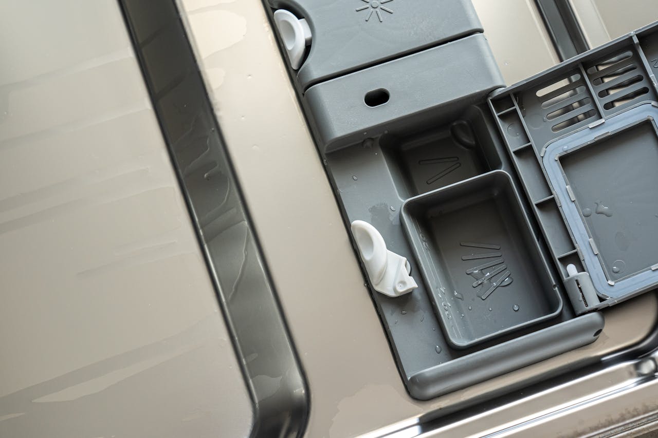 Spülmaschine Wassertasche reinigen – Detail Spülmittelfach