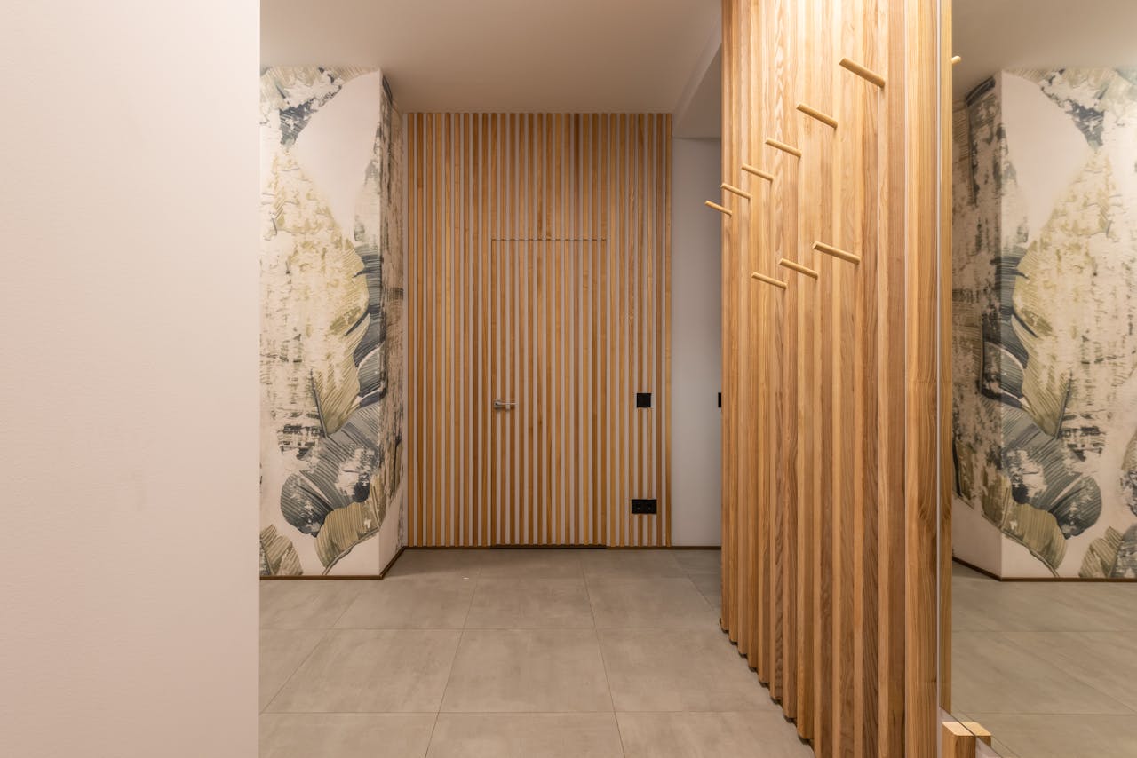 Tapetentür selber bauen – Flur mit Holzpaneelen und Tapete