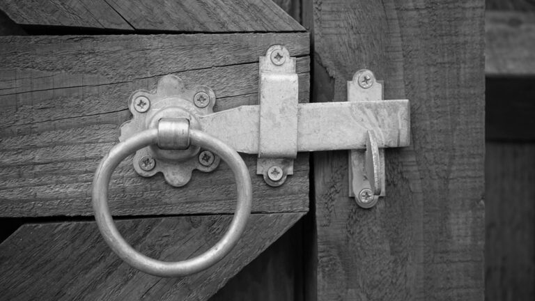 Türriegel selber bauen mit einfachen Mitteln: Anleitung Türriegel selber bauen – rustikales Holztor mit Metallriegel und Ringgriff