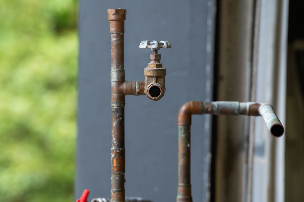 Wasserabsperrventil sitzt fest – alte Wasserleitung mit Ventil im Industrie-Look