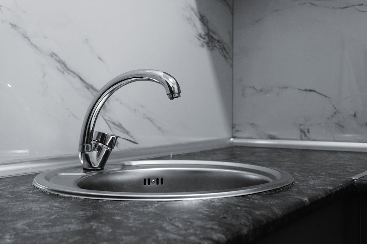 Wasserhahn 3 Anschlüsse auf 2 umbauen – moderne Edelstahl-Küchenarmatur