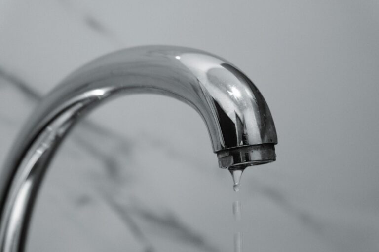 Wasserhahn läuft nach dem Zudrehen: Ursachen und Lösungen Wasserhahn läuft nach dem Zudrehen – Wasser tropft aus chromfarbener Armatur