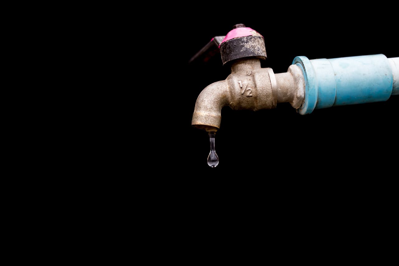Wasserhahn läuft nach – Wassertropfen an einem Metallhahn
