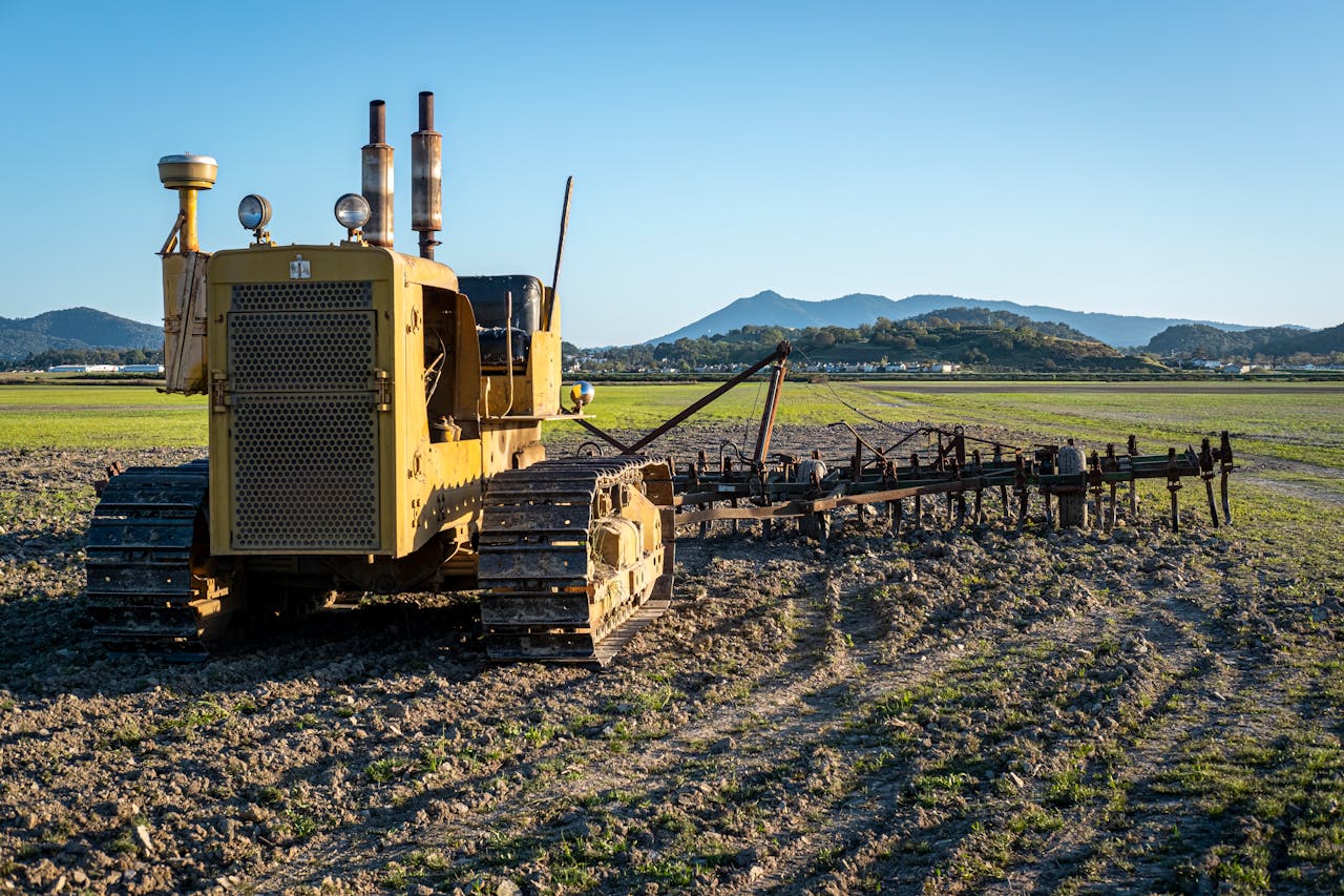 Wiesenschleppe selber bauen – alter Traktor auf weiter Wiese