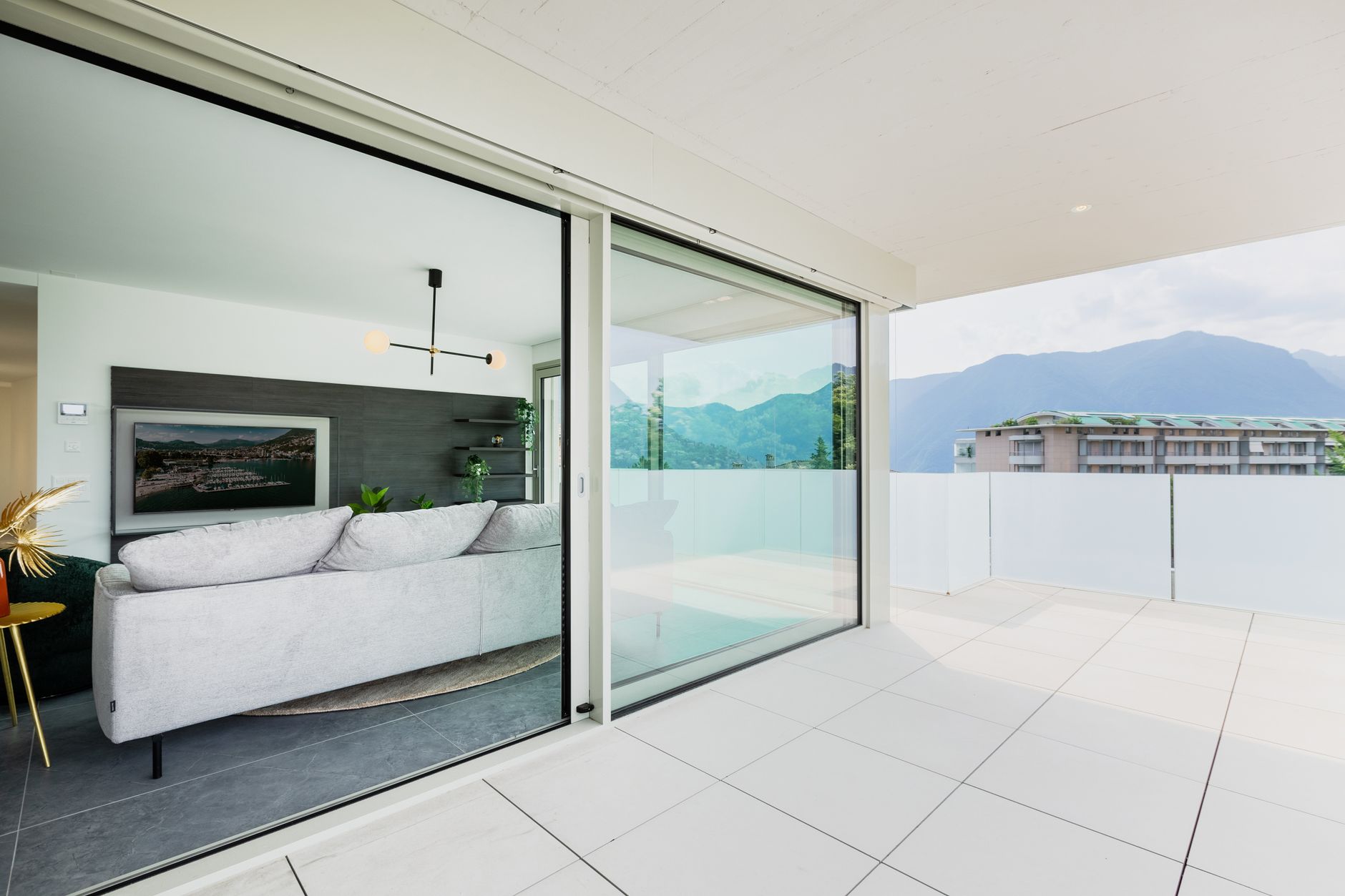 Balkontür unteres Scharnier gebrochen – moderne Terrassentür mit großer Glasfläche