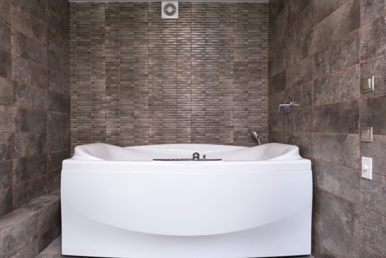 Fliesen bohren ohne Springen – Badezimmer mit Wanne und Fliesen