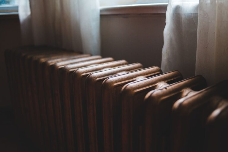Heizkörper entlüften – Heizkörper in einem Raum
