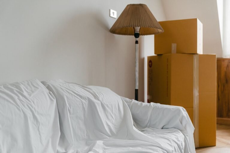 Lagerung während der Sanierung – abgedecktes Sofa und gepackte Umzugskartons