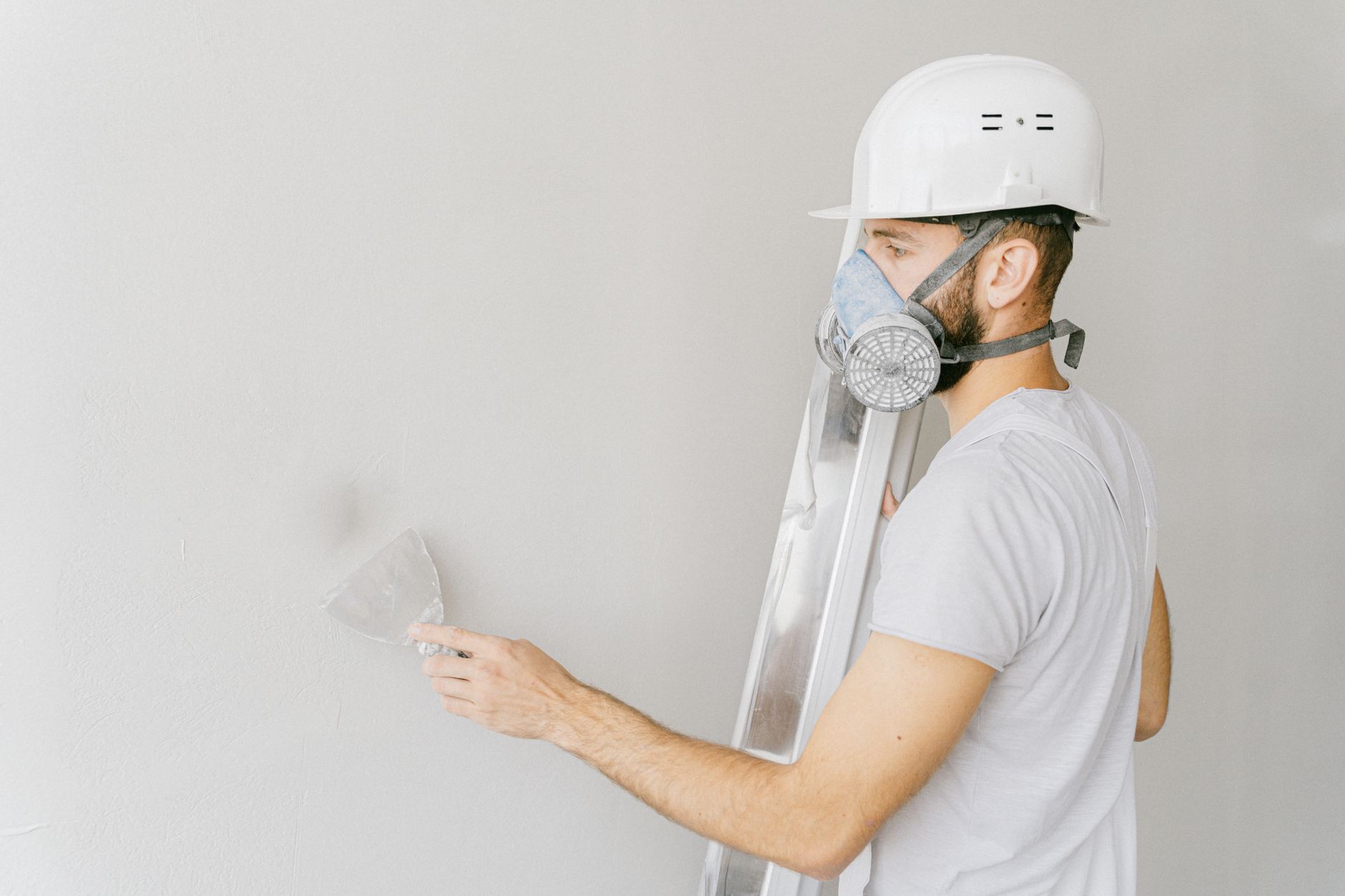 Löcher und Risse spachteln – Spachtelarbeit an der Wand