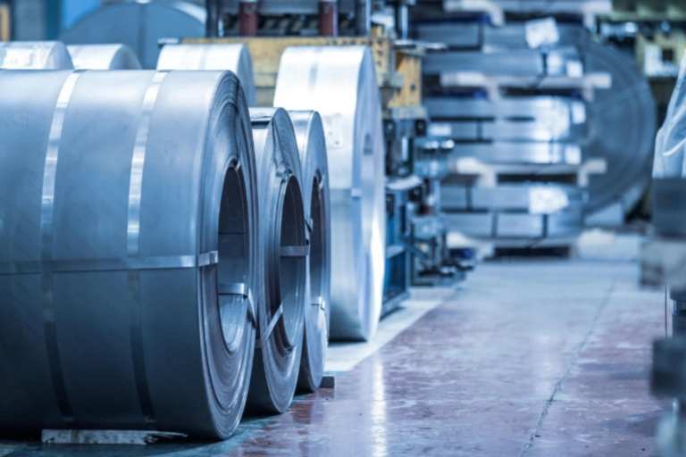 Bauteilqualität – Stahlcoils in einer Produktionshalle