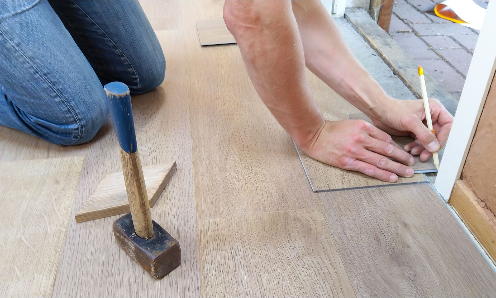 Laminat verlegen – Randstück wird gemessen und angezeichnet