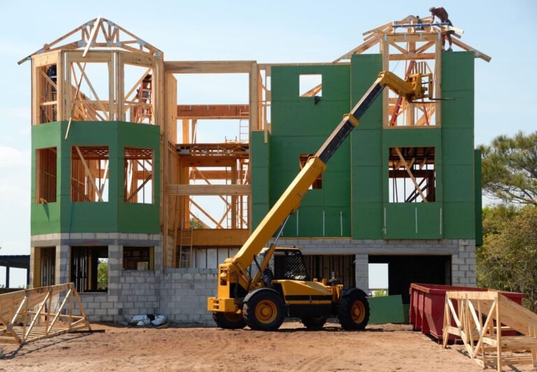Modulhaus ohne Reibungsverluste: Welche Schnittstellen vor Produktion und Montage geklärt werden müssen Modulhaus-Montage – Holzbau mit Teleskoplader auf der Baustelle