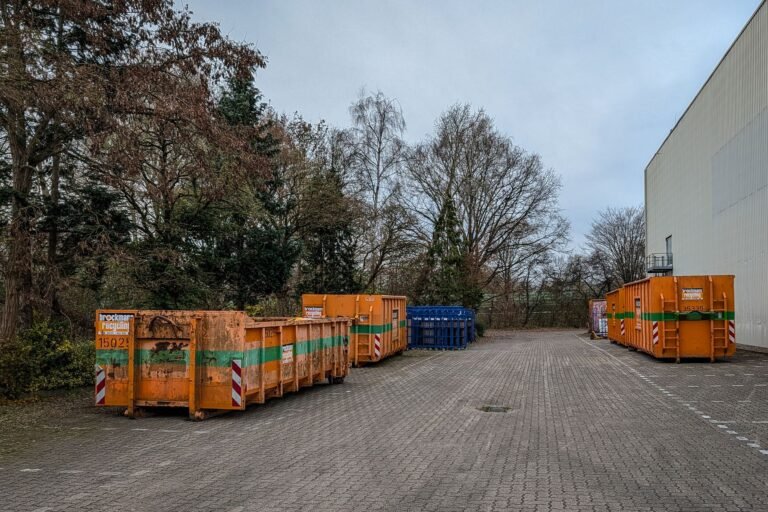 Innerbetrieblicher Materialfluss – Abfallcontainer auf einem Betriebsgelände