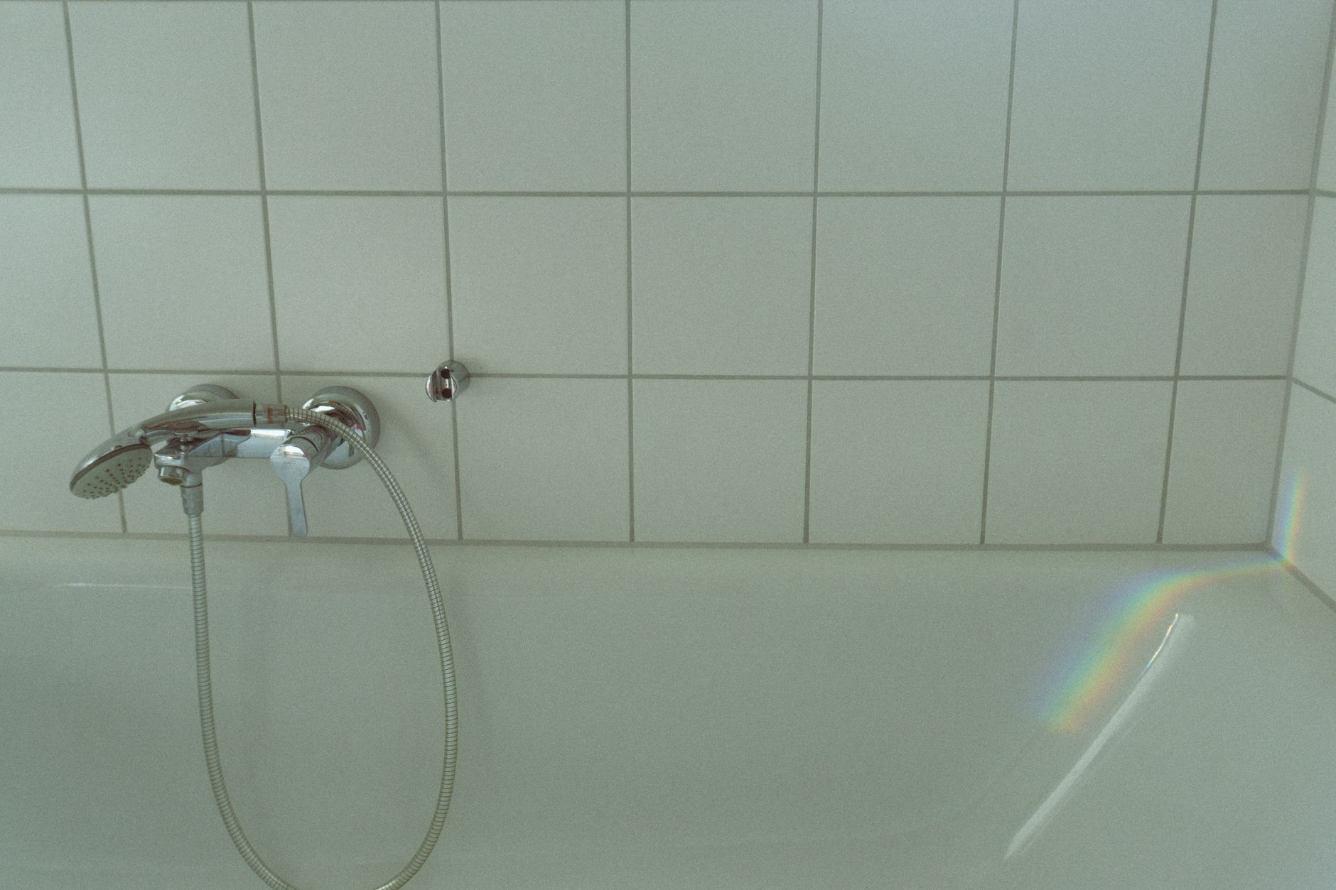 Silikonfugen erneuern – gefliestes Bad mit Silikonfuge an der Badewanne