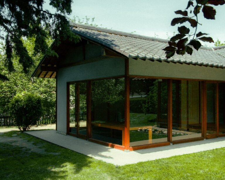Was macht einen Bungalow besonders energieeffizient? Energieeffizienter Bungalow – eingeschossiges Haus mit großen Glasflächen im Garten