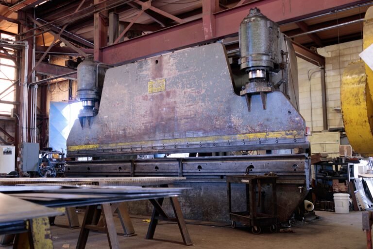 Worauf sollte man beim Biegen von Blech achten? Blech biegen – große Abkantpresse in einer Metallwerkstatt