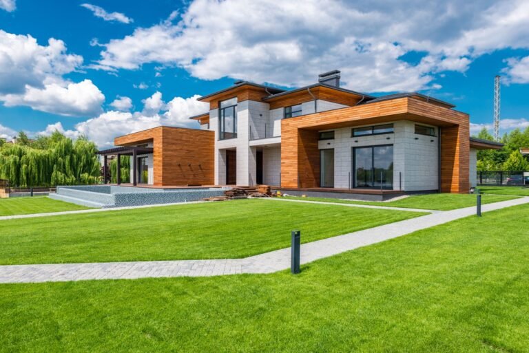 Immobilienmakler im Luxussegment – moderne Villa mit großem Garten