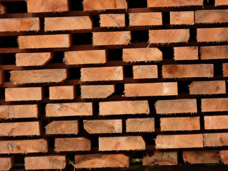 Sauna Holz auswählen – gestapelte Nadelholzbretter im Holzlager
