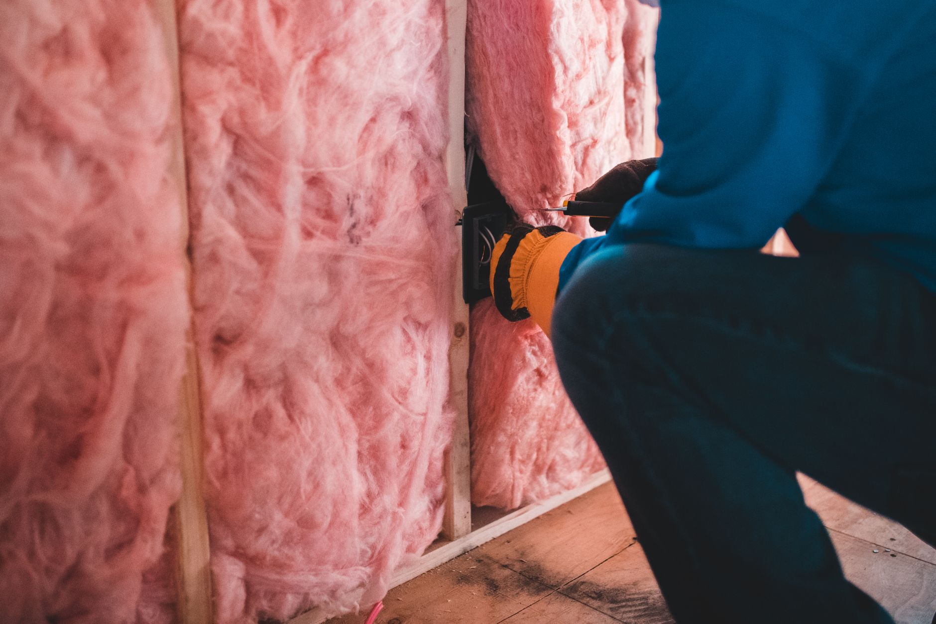 Sauna selber bauen - Daemmung zwischen den Staendern, Elektrodose vor der Verkleidung gesetzt