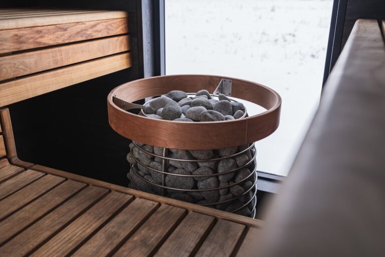 Sauna selber bauen: Schritt für Schritt zur eigenen Kabine Sauna selber bauen - Saunaofen mit Steinfuellung in der fertigen Kabine