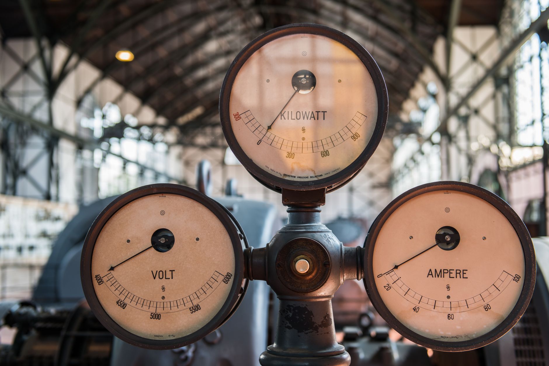 Sauna Stromverbrauch &ndash; historische Messinstrumente mit Kilowatt-, Volt- und Ampere-Anzeige