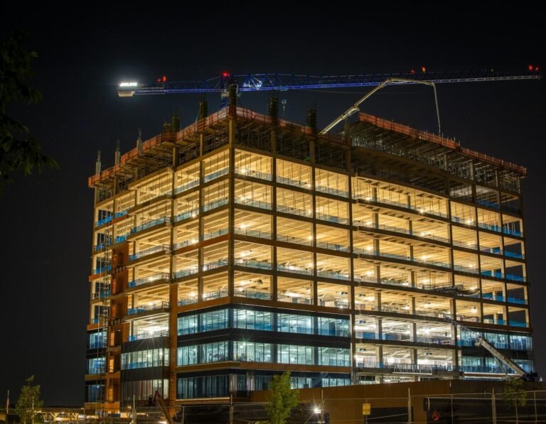 Moderne Arbeitsbeleuchtung auf der Baustelle: Sicher und effizient arbeiten a large building with a crane on top of it
