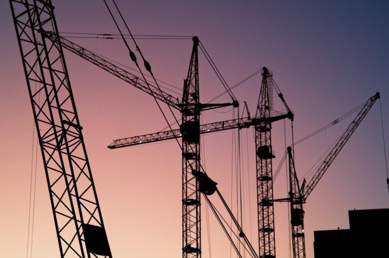 Rohrleitungskennzeichnung nach DIN 2403: Farben, Pflichtangaben und Praxistipps several tower cranes