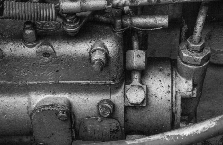 Dichtungslösungen für industrielle Kompressoren und Maschinen: Effizienz und Langlebigkeit steigern Dichtungslösungen für Kompressoren – Nahaufnahme von Maschinenbauteilen aus Metall