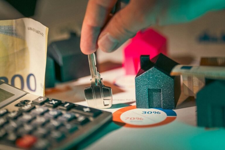 Untermiete richtig regeln: Was Mieter, Monteure und Eigentümer beim Untermietvertrag beachten müssen hand holding key over house models