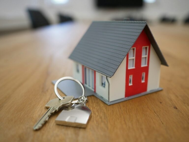 Unabhängige regionale Immobilieninformationen: Orientierung vor Ort white and red wooden house miniature on brown table