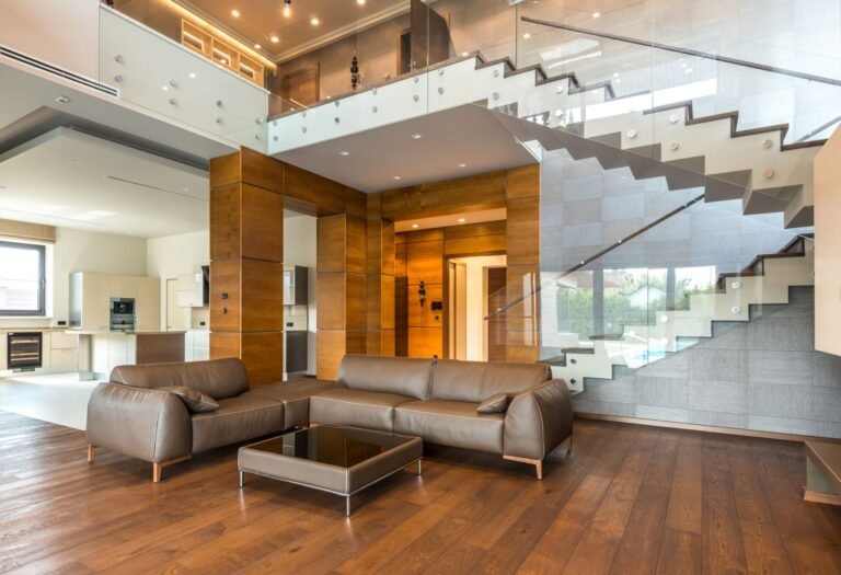Treppe als Wohnelement – offene Treppe mit Glasgeländer im Wohnbereich