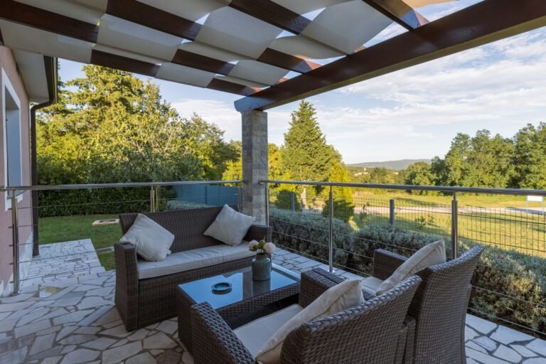 Holz, Aluminium oder Polyrattan: Welches Material gehört auf Ihre Terrasse? Terrassenmöbel – Lounge-Möbel aus Polyrattan auf der Terrasse