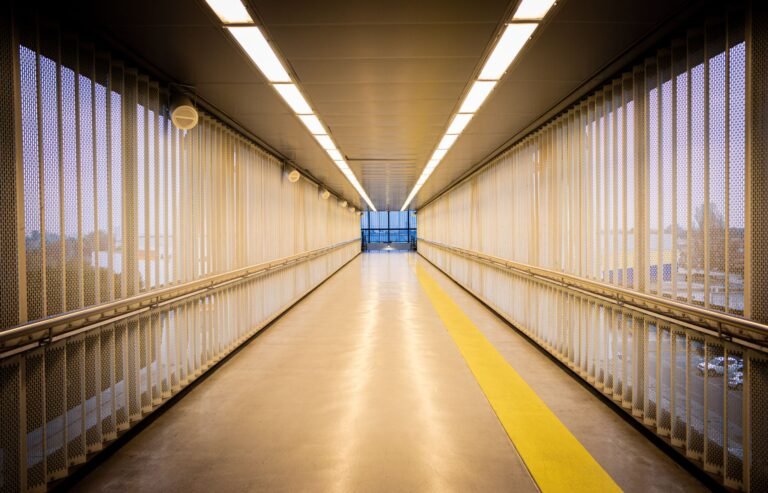 Lichtbandsysteme – durchgehende Lichtbänder an der Decke eines langen Verbindungsgangs