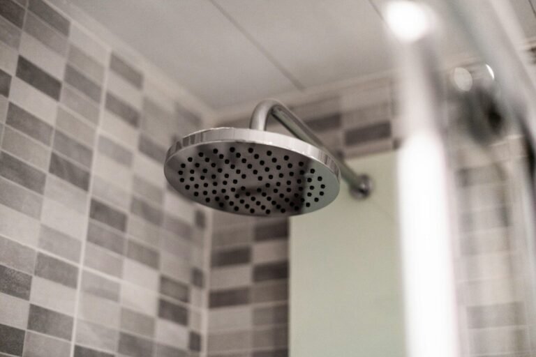 Duschdichtungen: Arten, Aufbau und Unterschiede im Überblick grey stainless steel shower head