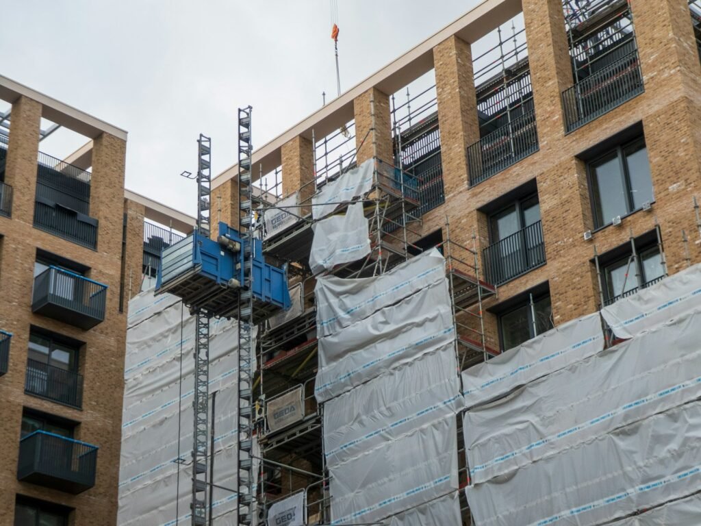 Materiallifter – Bauaufzug an eingerüstetem Neubau